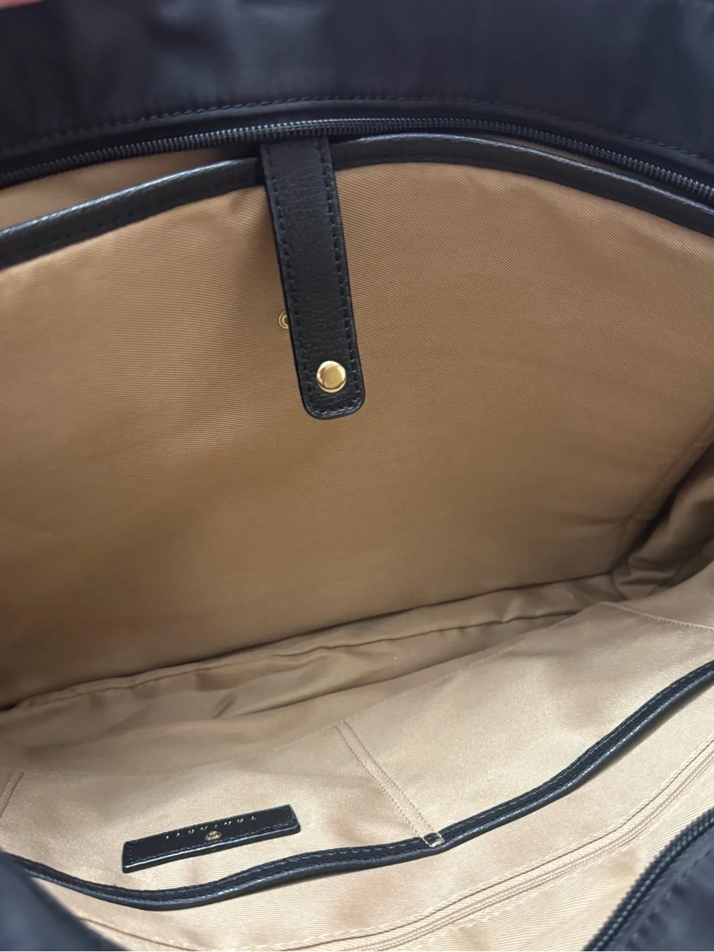 Travanti spacious nylon